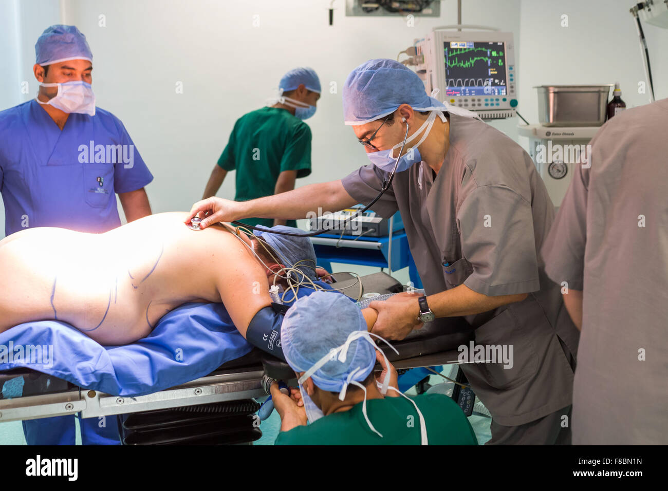 Les femmes françaises en Tunisie, la chirurgie esthétique de l'abdomen abdominoplastie ( ), à l'hôpital privé Internationale Hannibal, Tunis, Tunisie. Banque D'Images