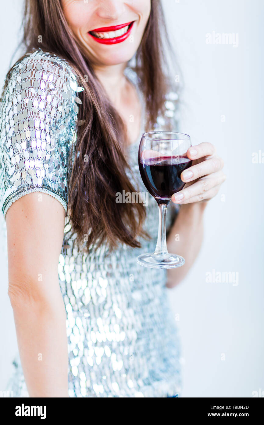 Femme buvant un verre de vin rouge. Banque D'Images