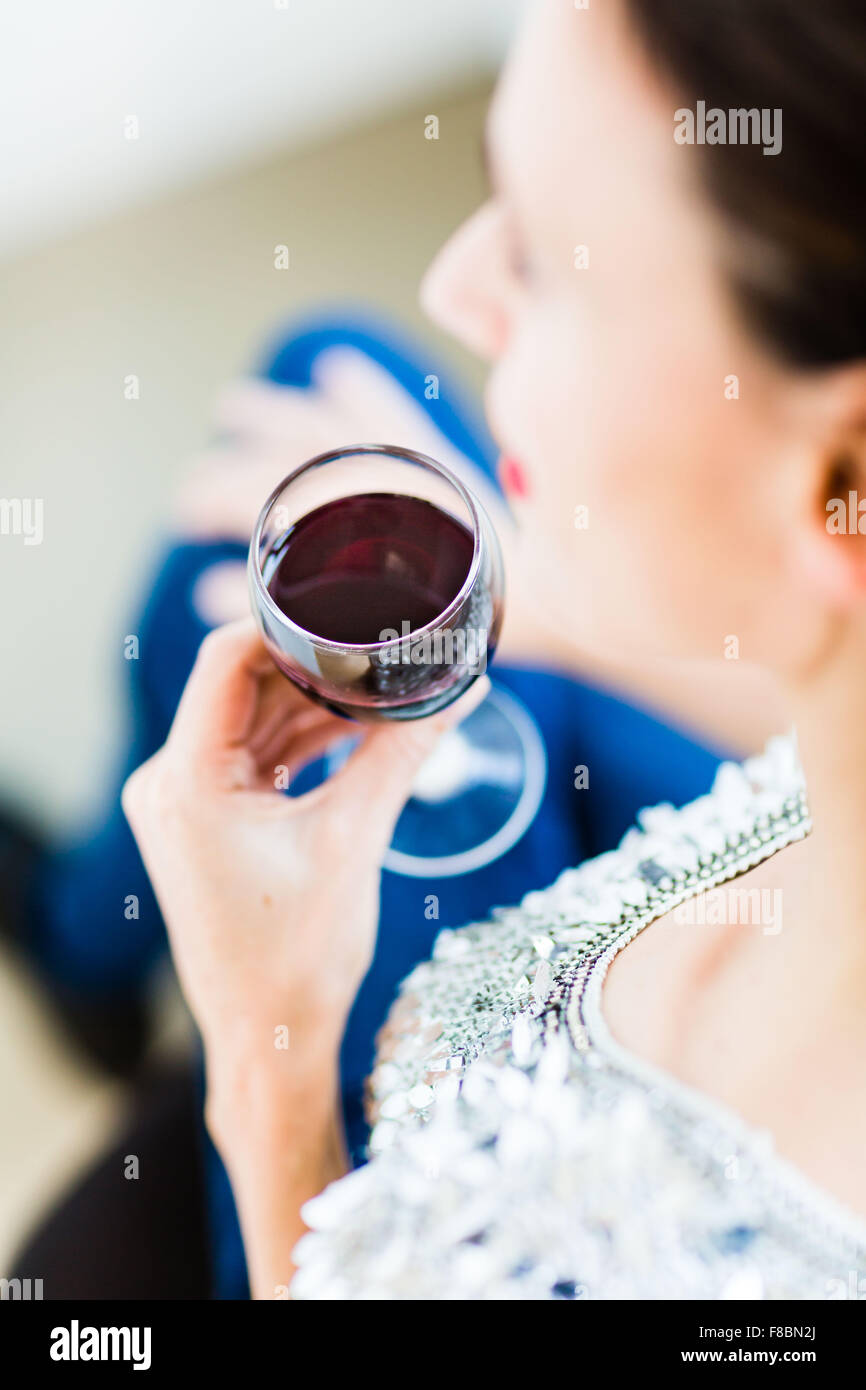 Femme buvant un verre de vin rouge. Banque D'Images Femme buvant un verre de vin rouge. Banque D'Images