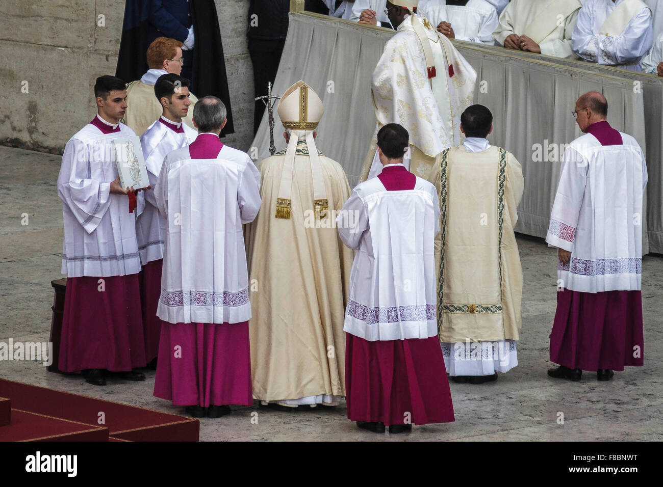 Cité du Vatican, Vatican. Le 08 déc, 2015. Le pape François célèbre une messe avant l'ouverture de la Porte Sainte de la Basilique, officiellement à partir de l'Année Sainte de la miséricorde sur la Place Saint Pierre au Vatican. Le pape François a lancé le jubilé de 12 mois pour montrer le côté accueillant et miséricordieux d'une église catholique le plus souvent connu pour sa morale et le jugement. © Giuseppe Ciccia/Pacific Press/Alamy Live News Banque D'Images