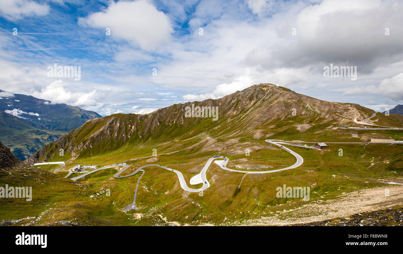 Paysage de haute montagne les Alpes avec ifrom route sinueuse. Banque D'Images