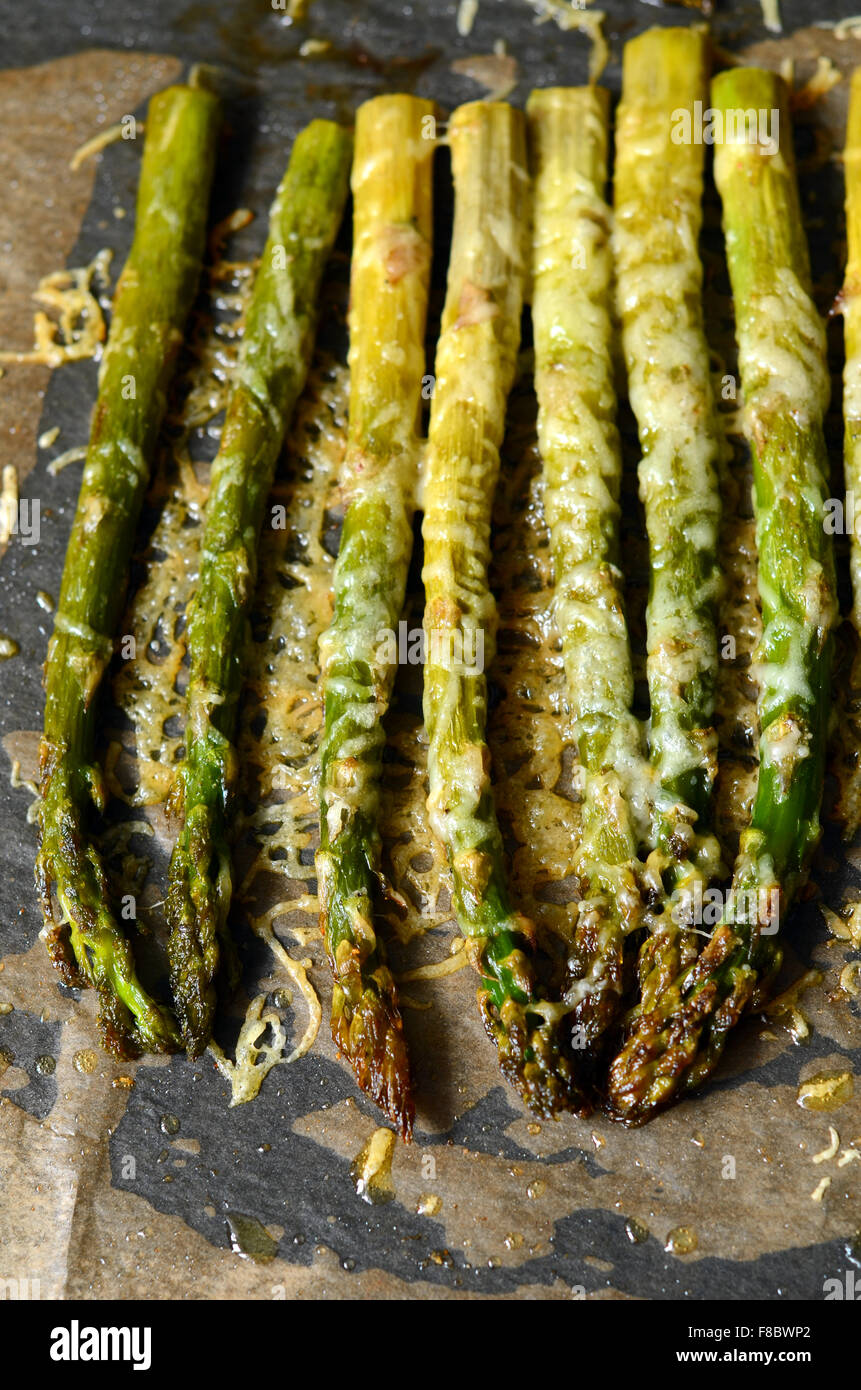 Asperges rôties au four avec de l'huile d'olive dans une casserole Banque D'Images