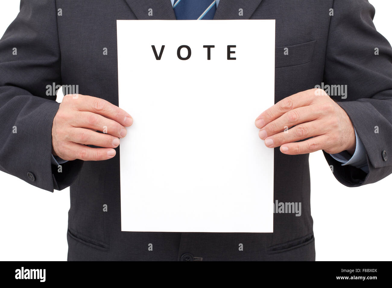 Man in suit, tenant une feuille blanche avec titre vote en face de lui. L'image a été fait en studio et isolé sur blanc retour Banque D'Images