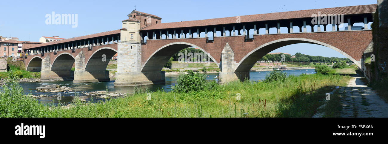 Pavia, Italie : Pont couvert sur la rivière Tessin. Très original, a cinq arches et est entièrement recouverte de deux portails à t Banque D'Images