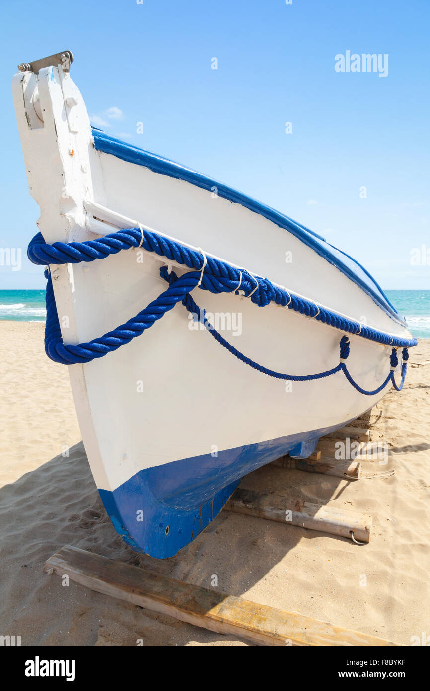 Bateau en bois blanc s'étend sur une plage de sable, mer Méditerranée, côte de l'Espagne Banque D'Images