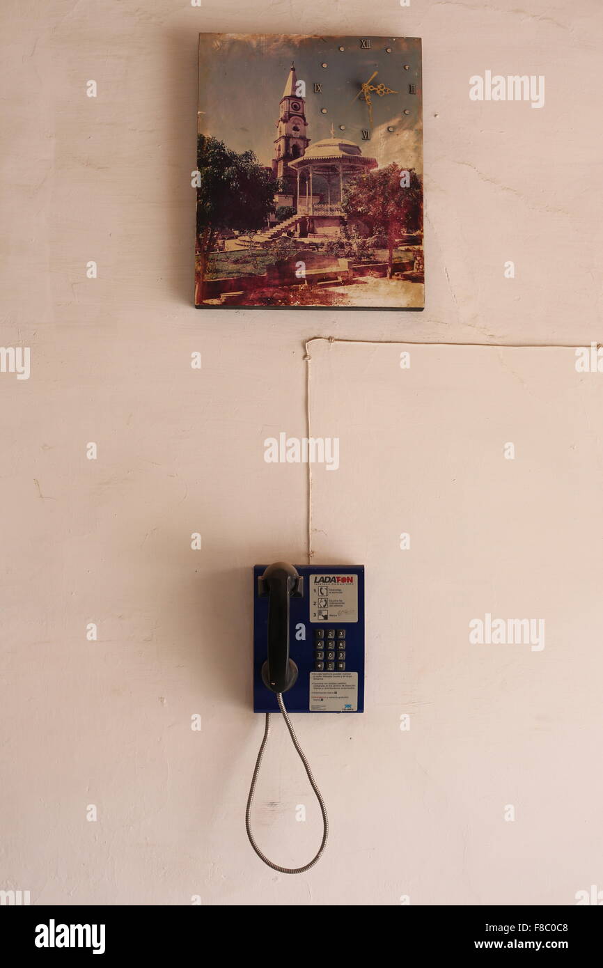 Un téléphone et un vieux réveil sur un mur dans la ville de Mascota, Jalisco, Mexique. Banque D'Images