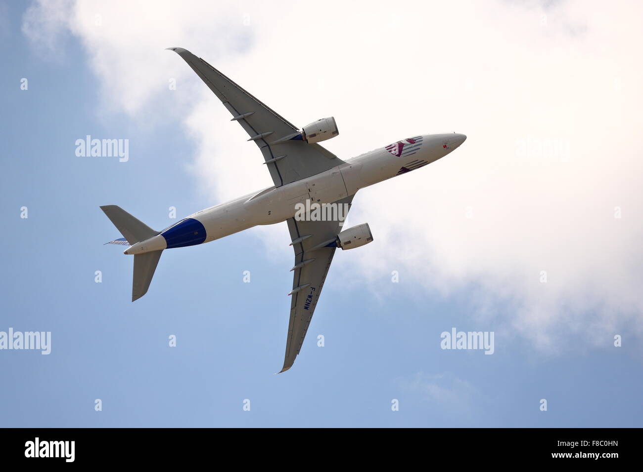 Un Airbus A350 montrant son agilité au Farnborough Air Show 2014 Banque D'Images