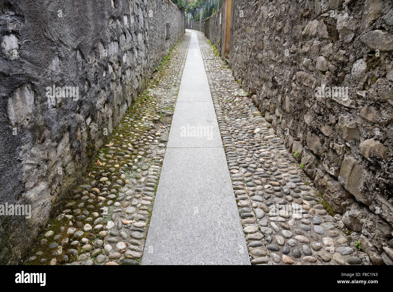 Passage pour piétons à travers des murs en pierre, Italie Banque D'Images