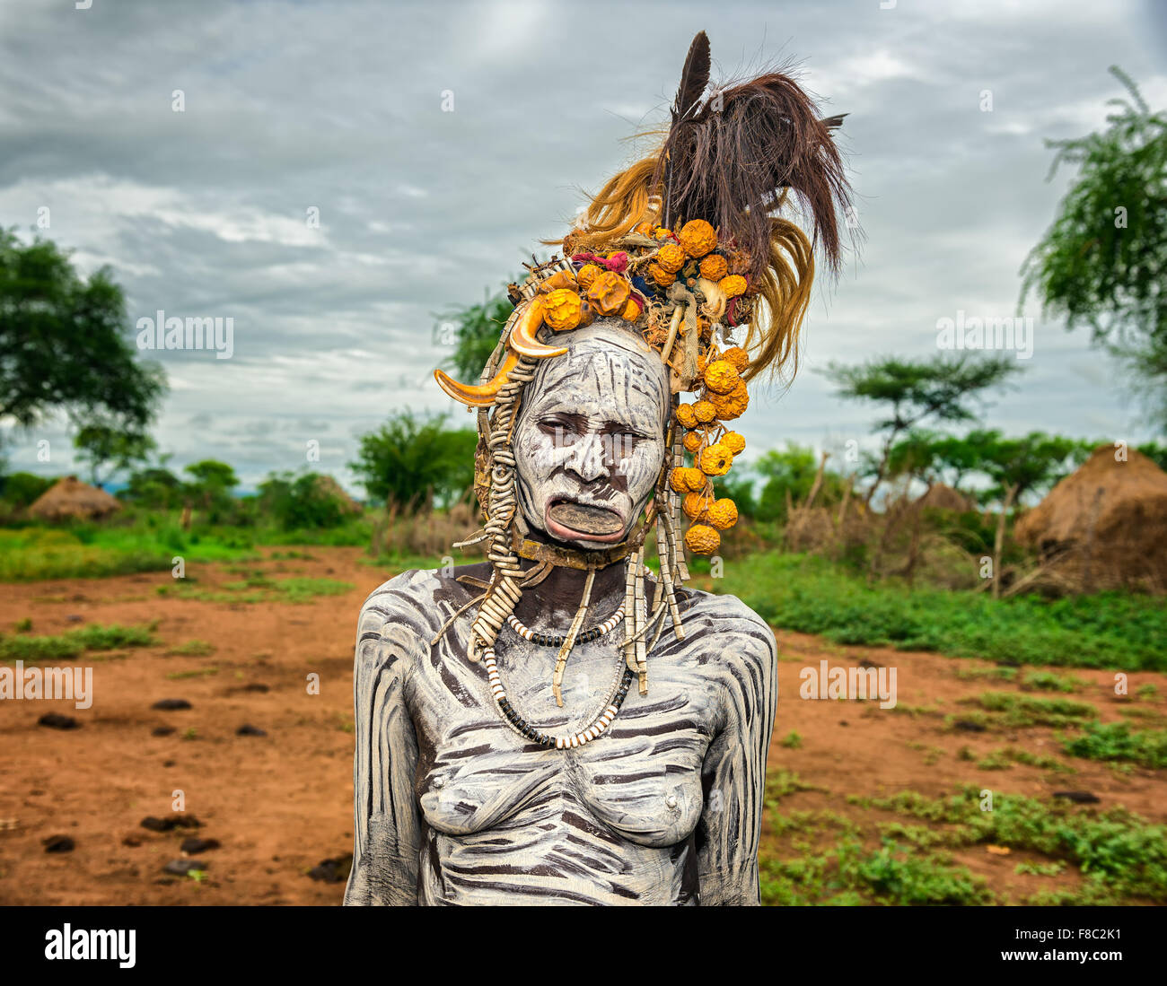 Vieille Femme de la tribu Mursi africaine avec la lèvre plaque dans son village Banque D'Images