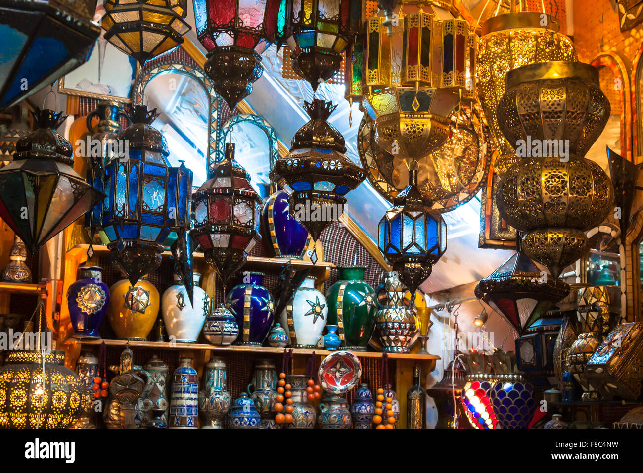 Lampes en verre et en métal traditionnel en boutique dans la médina de Tunis,  Tunisie Photo Stock - Alamy