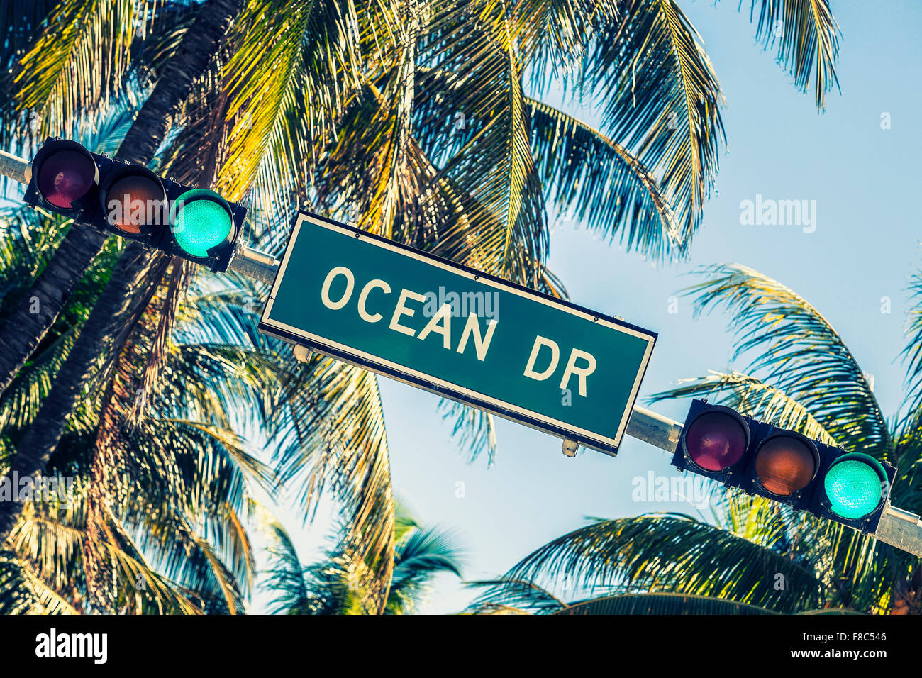 Ocean drive signe et feu de circulation Banque D'Images