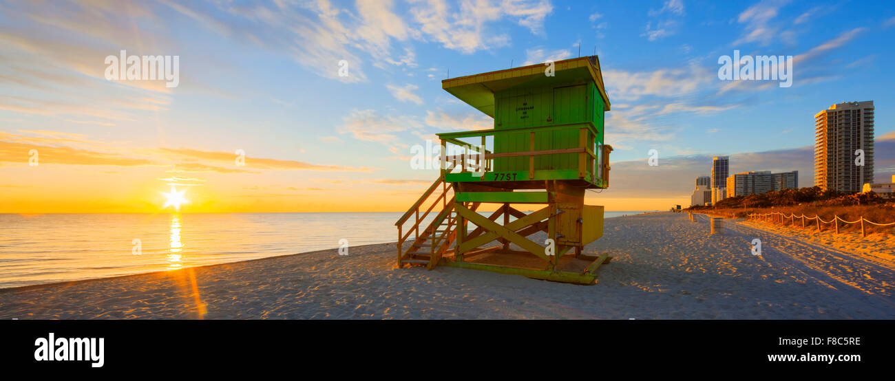 Miami South Beach sunrise avec lifeguard tower et le littoral avec des nuages et ciel bleu. Banque D'Images