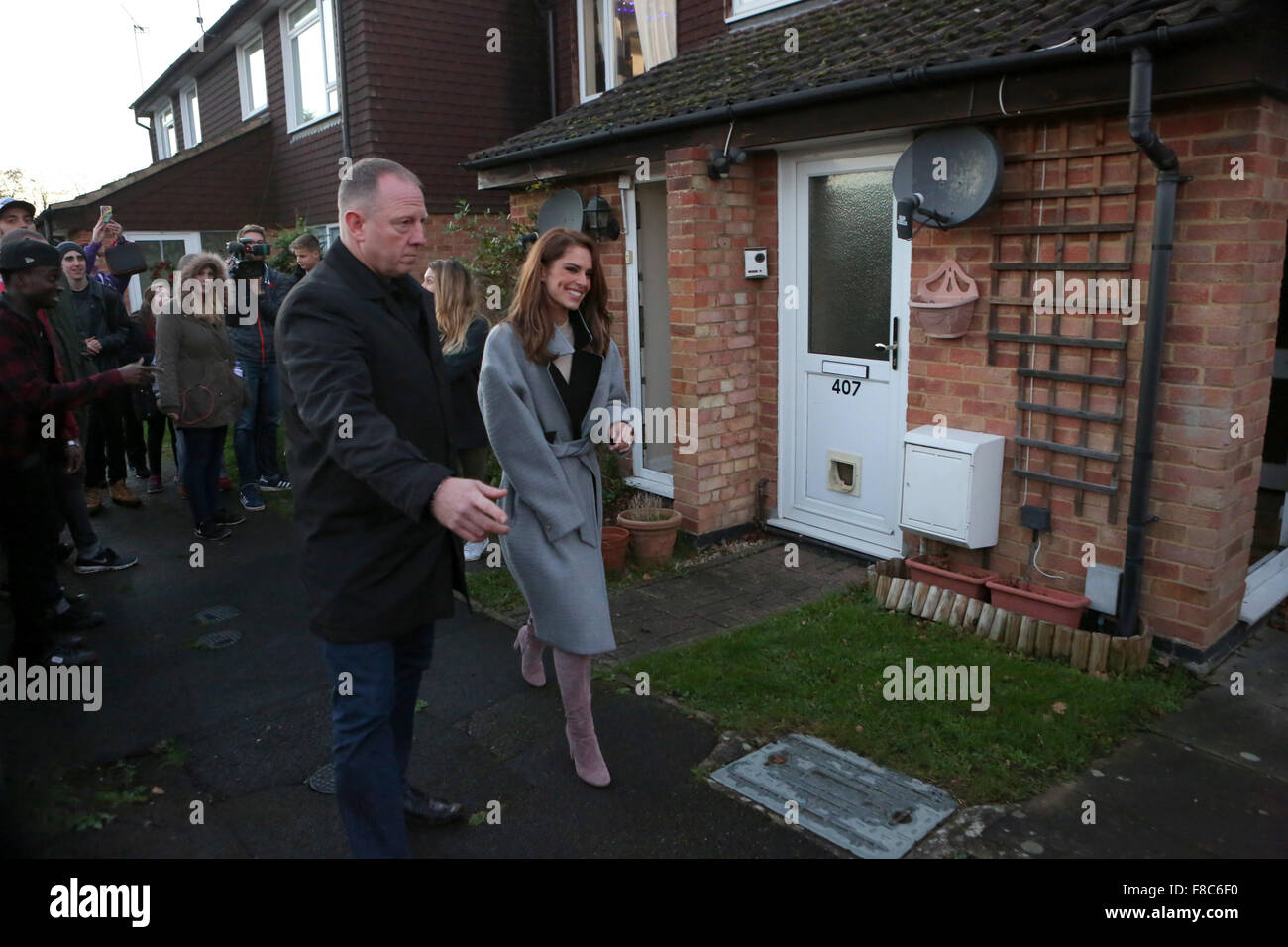 Farnborough, Hampshire, Royaume-Uni. 8 Décembre, 2015. Cheryl Fersini Vernandez juge de X Factor paie Paie Farborough Farnborough une visites à Reggie et Bollie chambre à Farnborough pour rallier l'appui pour cette semaine la photo finale laissant Reggie's House sur le Conseil de Farnborough Estate dans Pinewood Park. Credit : uknip/Alamy Live News Banque D'Images