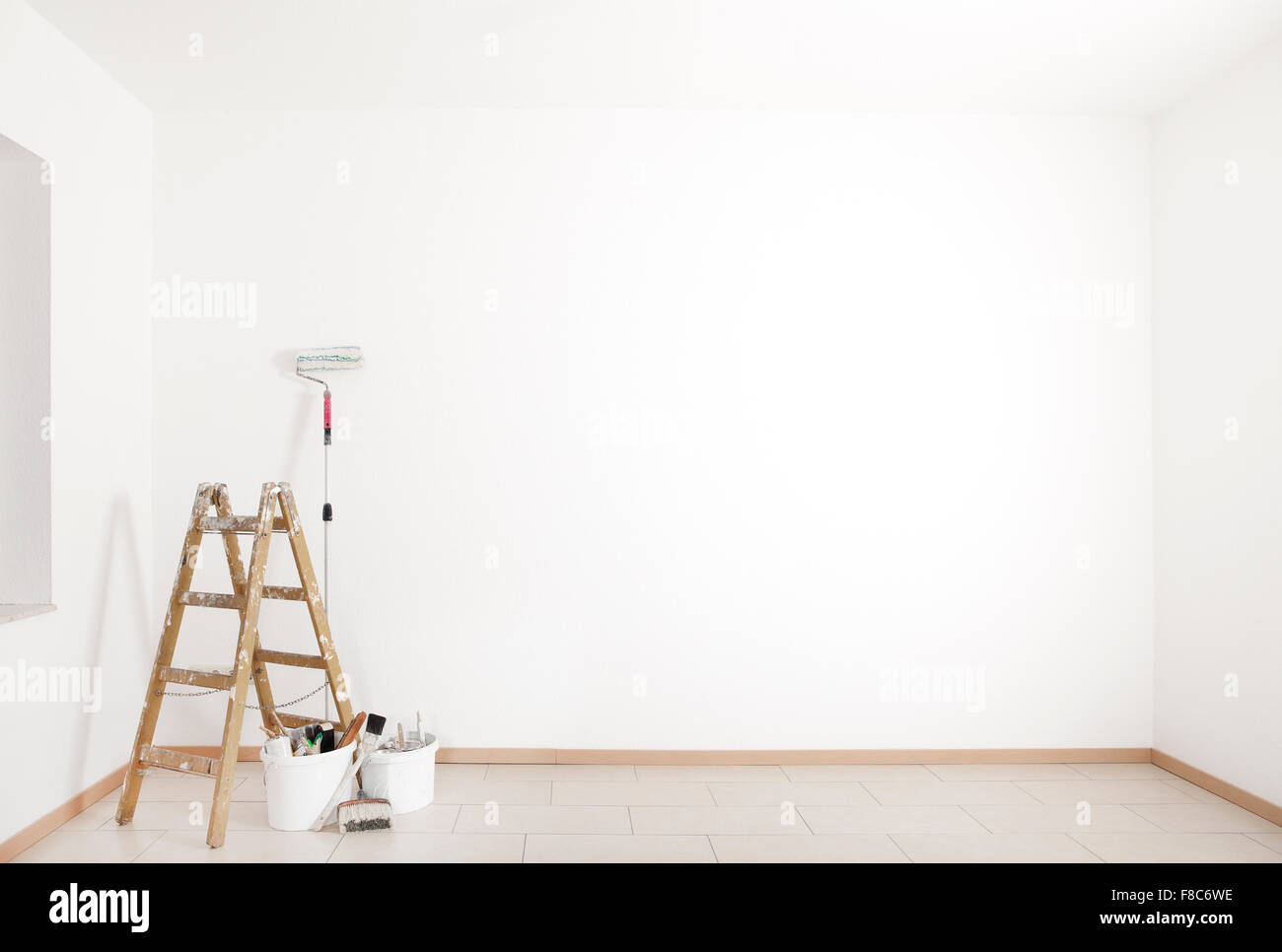Gros Plan D'un Mur De Peinture À La Main Mâle Blanc Avec Pinceau Banque  D'Images et Photos Libres De Droits. Image 17072629