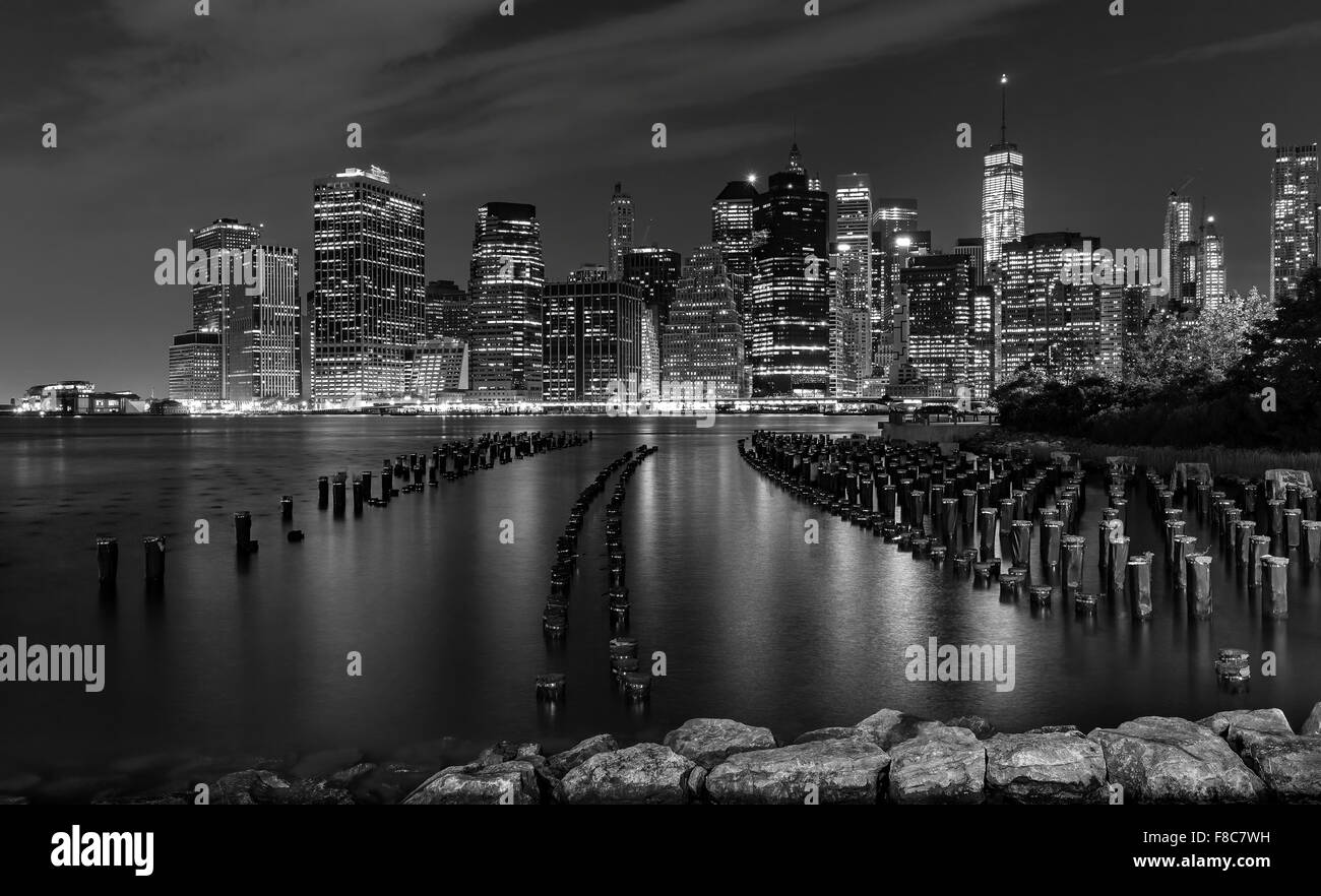 Le noir et blanc New York City at night, USA. Banque D'Images