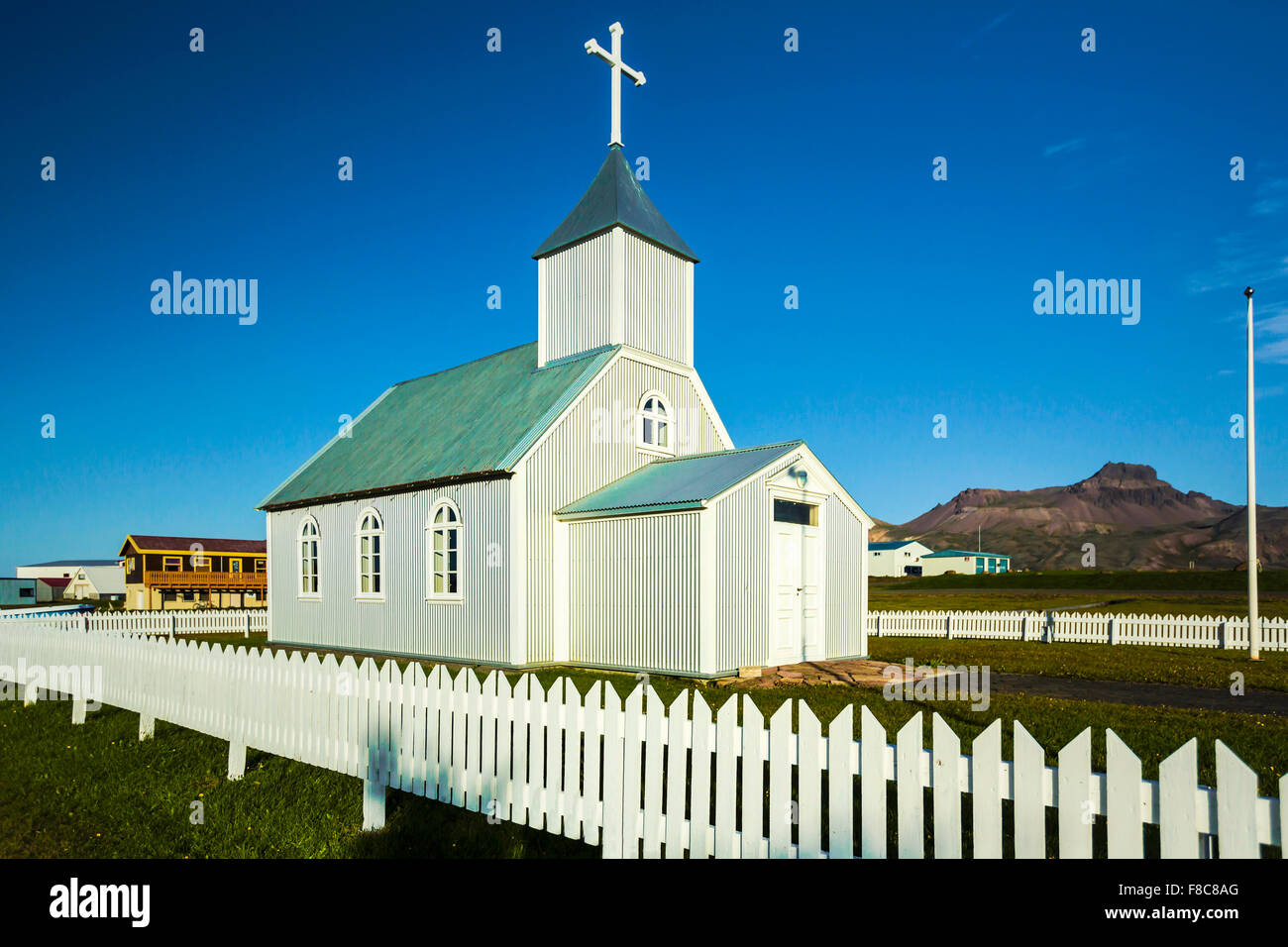 Islandais rural typique église blanche à Hofsos sous un ciel d'été bleu. L'Islande Banque D'Images