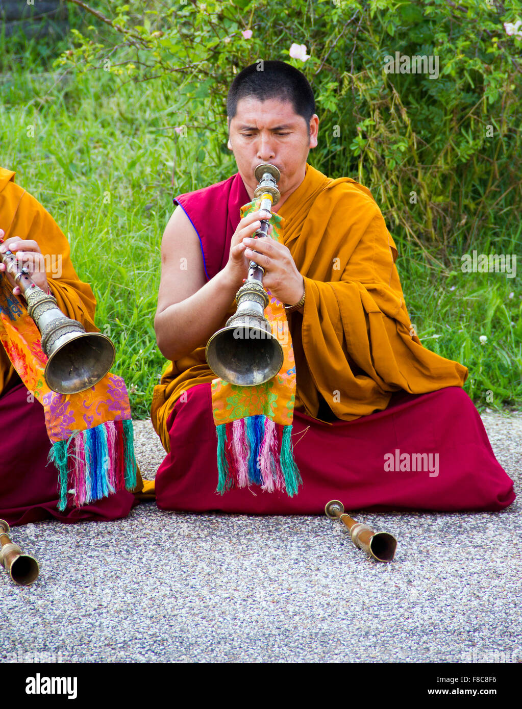 Tashi Lhunpo monks participant à un chant et performance cham au Royaume-Uni Banque D'Images