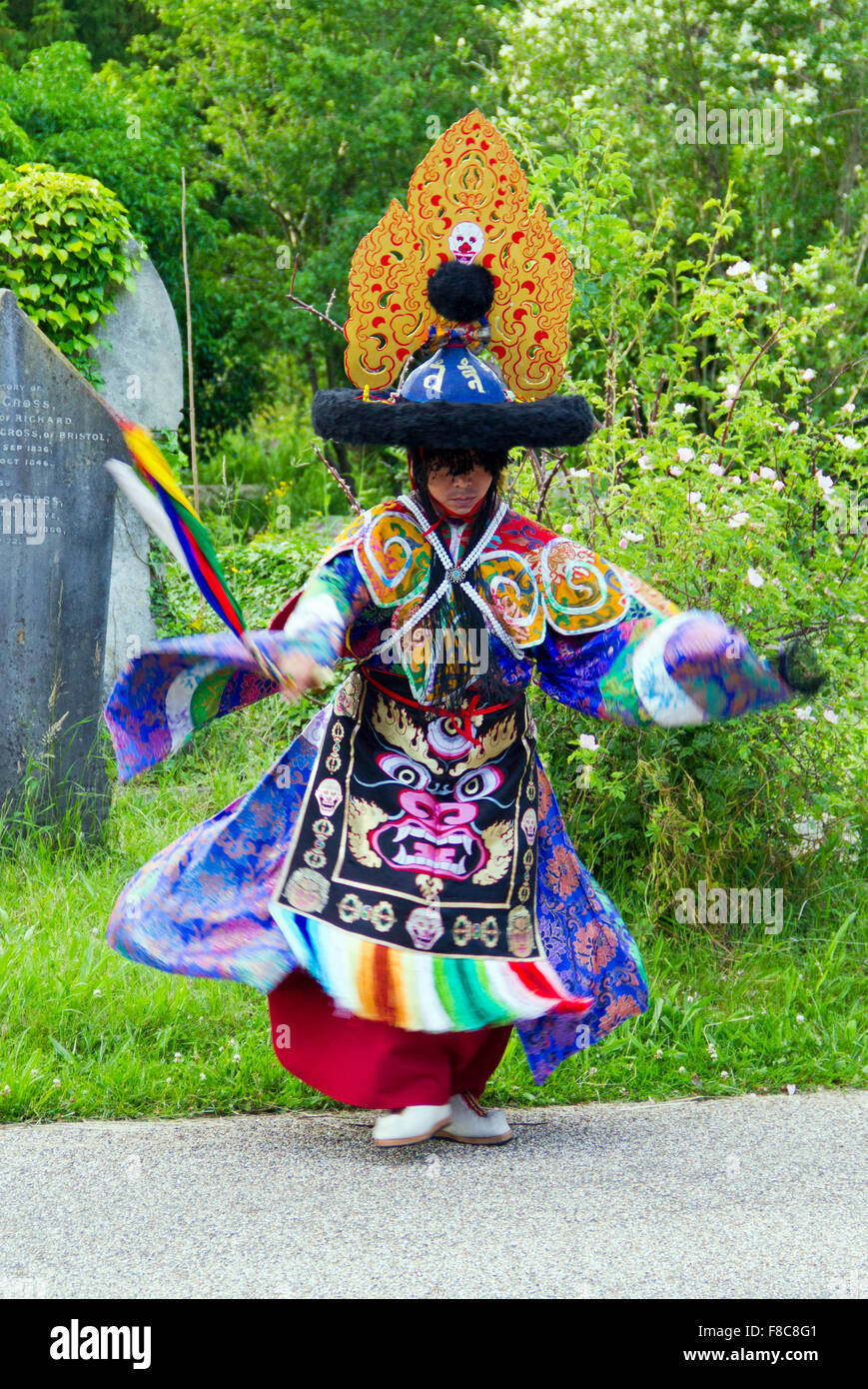 Moine Tashi Lhunpo participant à un chant et performance cham au Royaume-Uni. Il s'agit d'Shanak ou la danse de Black Hat. Banque D'Images