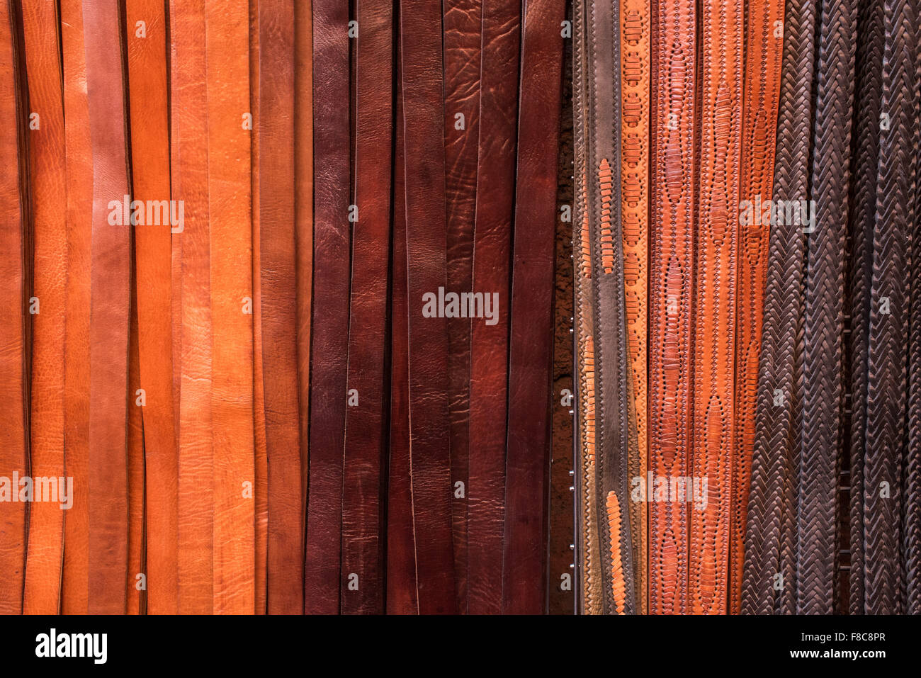 Les ceintures en cuir fabriqués à la main à vendre dans le souk de Marrakech, Maroc. Banque D'Images