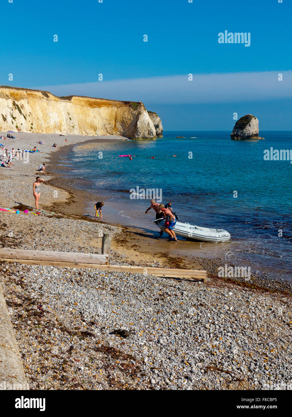 Une petite crique de la Baie d'eau douce avec des falaises de craie et rock pile sur la côte ouest de l'île de Wight dans le sud de l'Angleterre, Royaume-Uni Banque D'Images