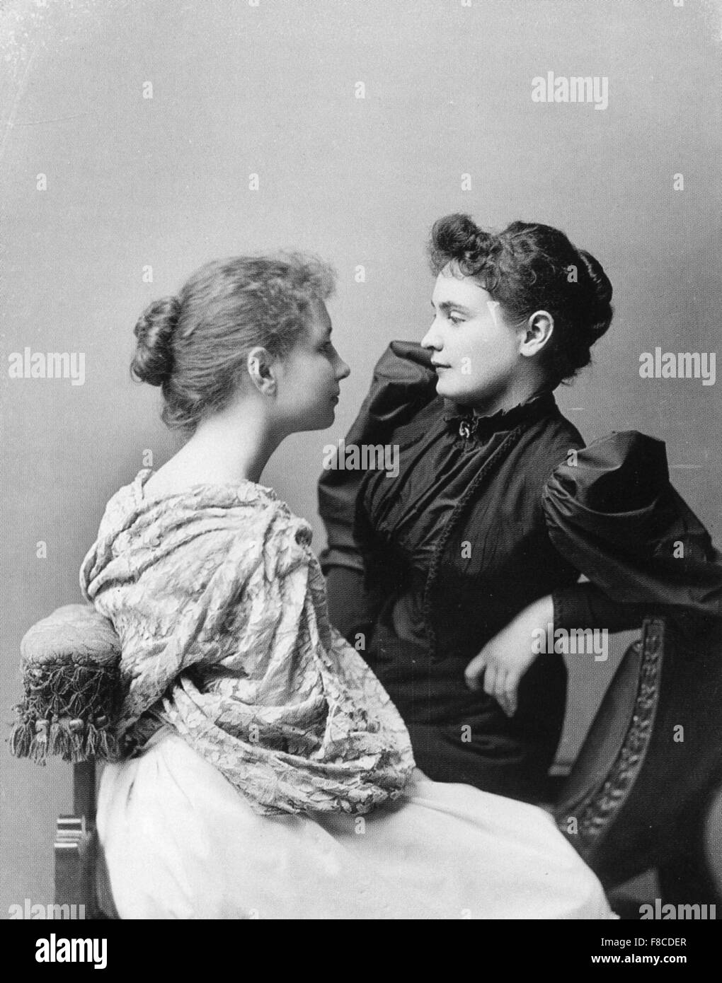 HELEN KELLER (1880-1968) écrivain américain sourds-aveugles à gauche avec sa compagne Anne Sullivan sur tout au long de 1900. Banque D'Images