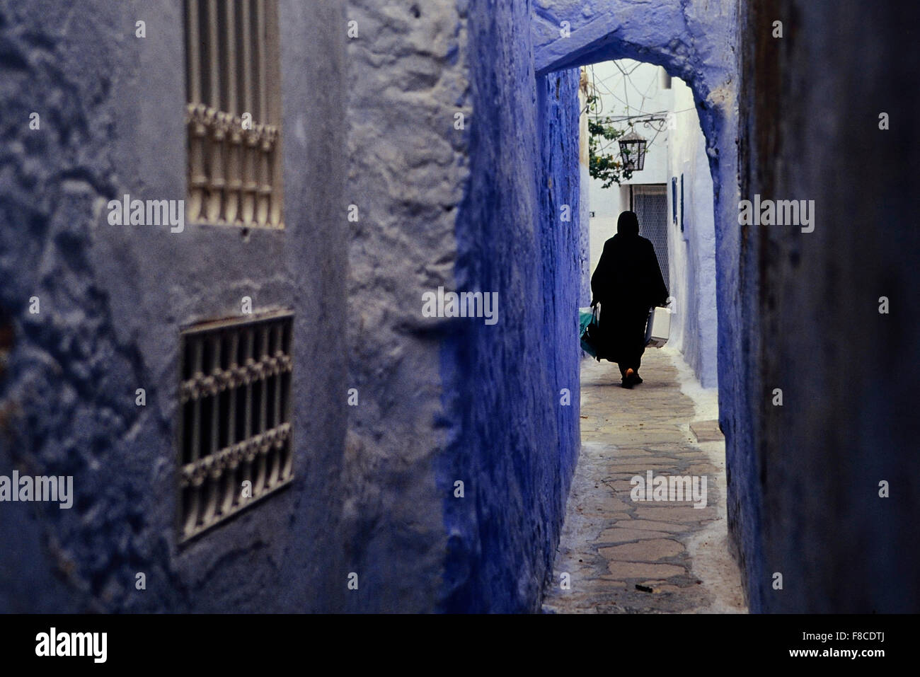 Femme portant un foulard Sefsari, quartier de la Médina à Hammamet. Tunisie. Afrique du Nord Banque D'Images