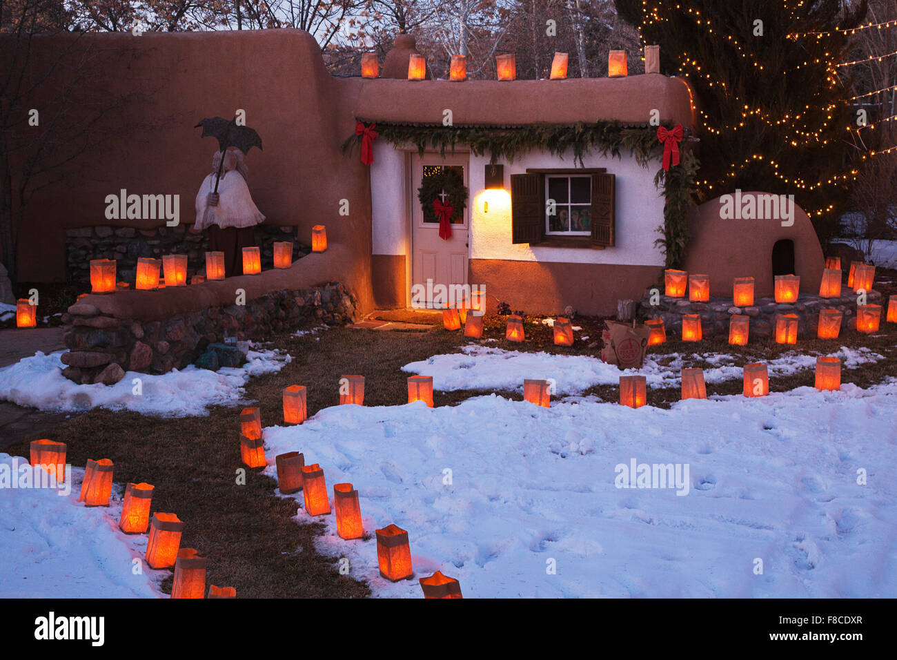 La veille de Noël des milliers de lanternes appelé farlatios ou luminarias bordent les rues et les murs le long Canyon Road. Banque D'Images