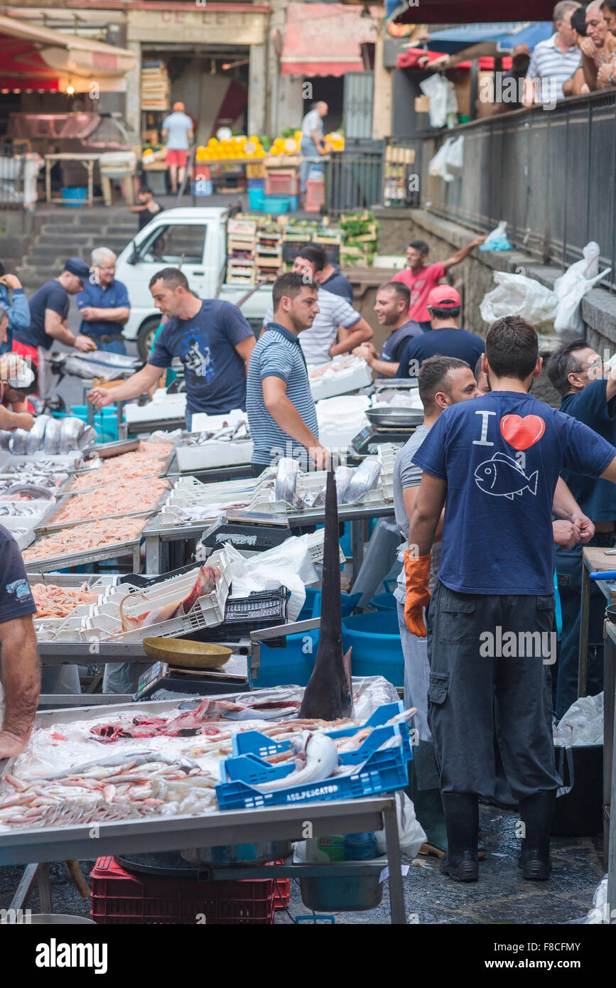 Marché aux poissons de Catane, vue d'un matin occupé dans le célèbre marché aux poissons de Catane, Sicile. Banque D'Images