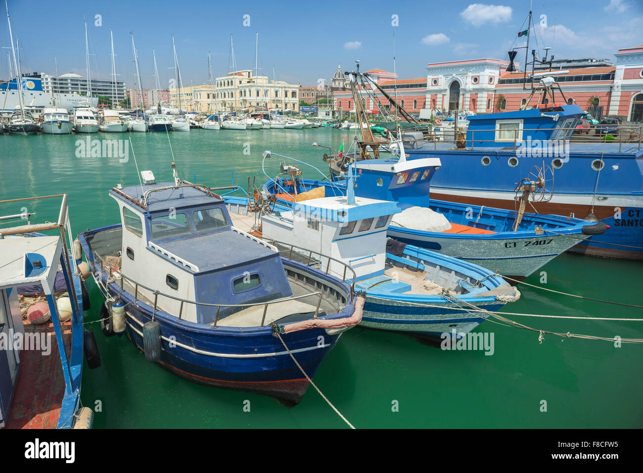 Port de Catane, vue sur une rangée de bateaux de pêche amarrés dans le port de Catane, Sicile. Banque D'Images