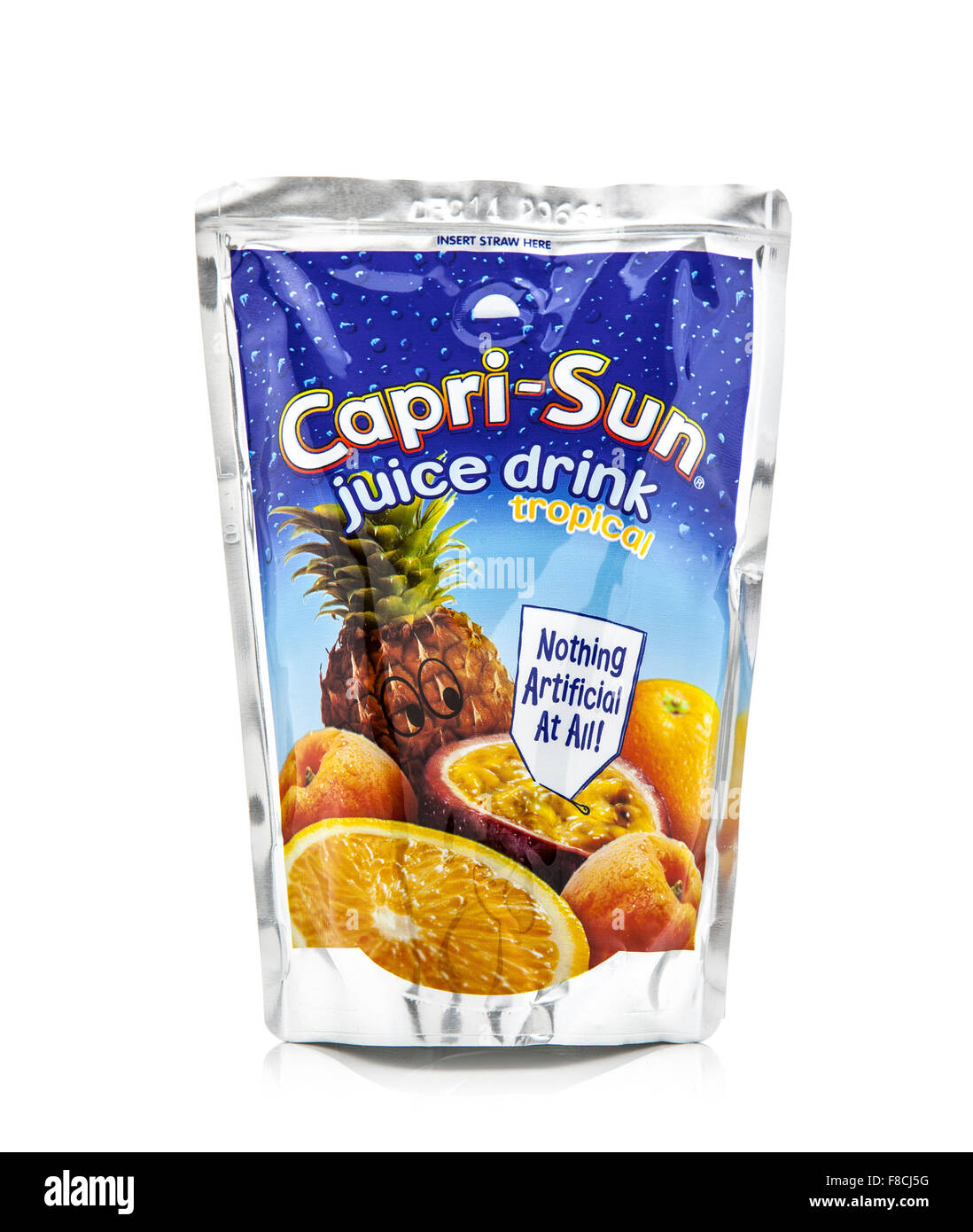 Verre de jus Tropical Capri-Sun sur fond blanc Banque D'Images