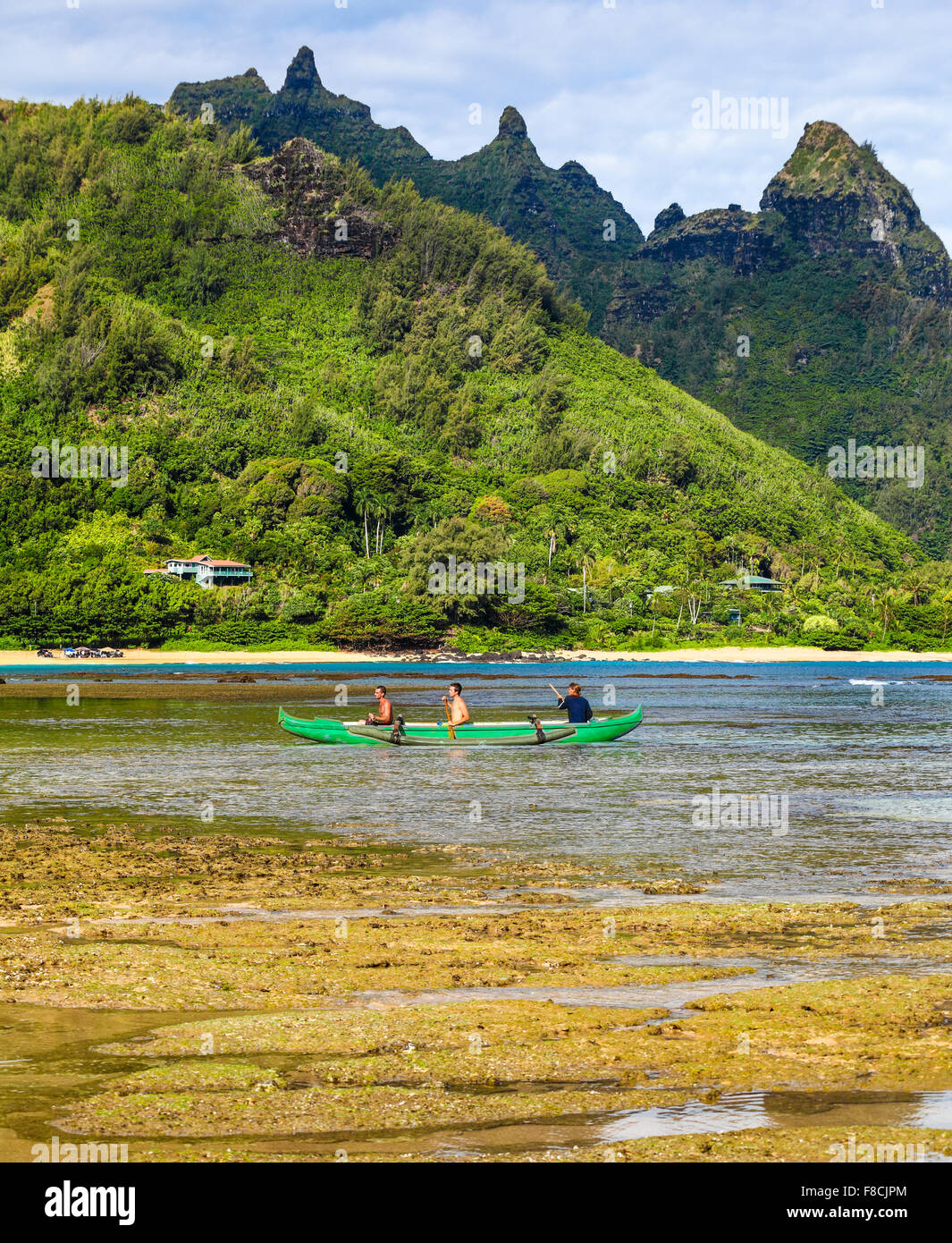 Outrigger Canoe par Mt. Makana, appelé Bali Hai, en Haena Kauai, Banque D'Images