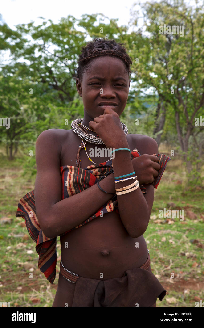 Portrait d'un jeune adolescent de la tribu Himba, Namibie Banque D'Images