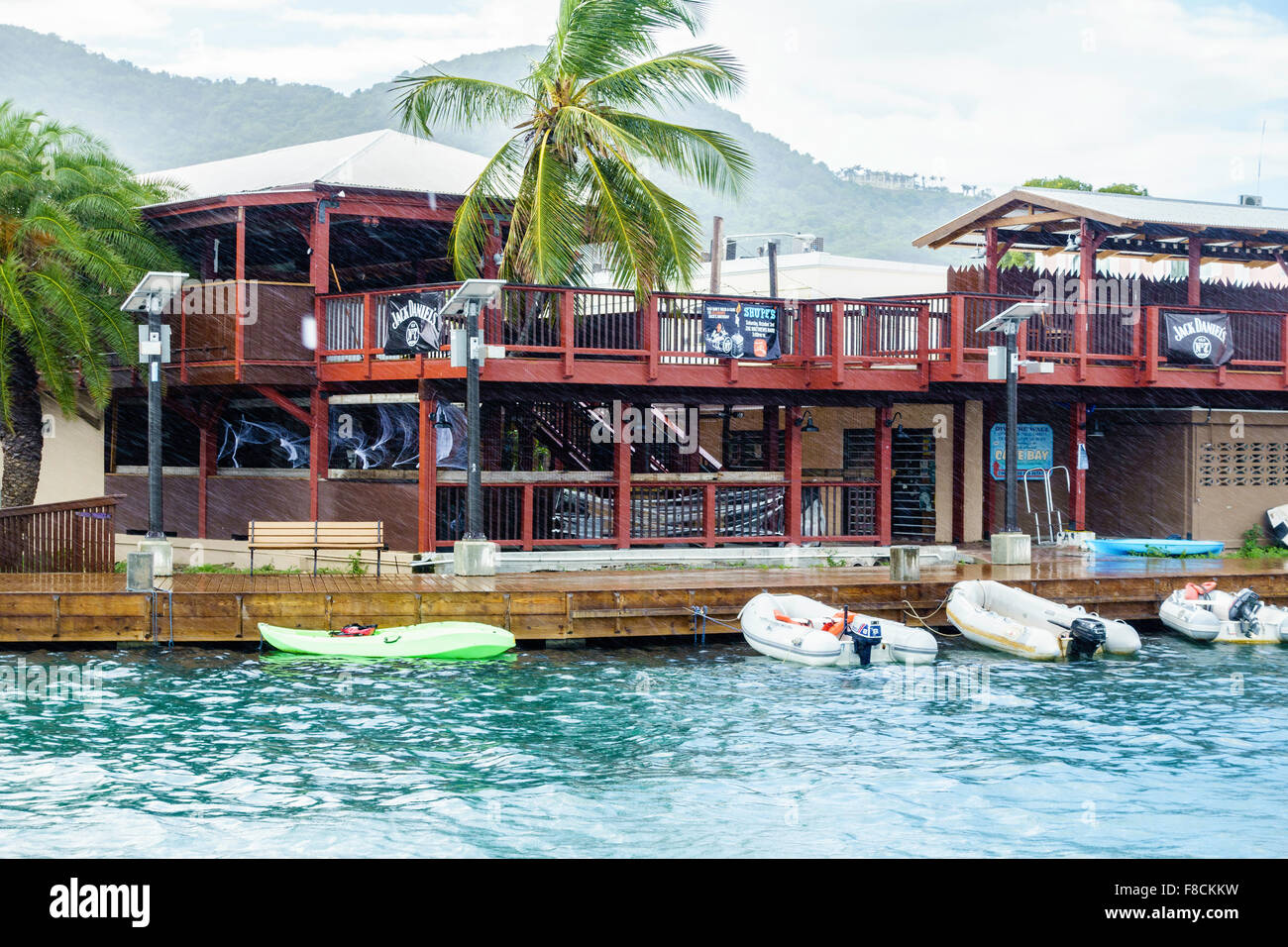 Entreprises le long du quai de Christiansted où de nombreux bateaux de location et entretien de lancement dock les touristes. Montrant les radeaux en caoutchouc. Sainte Croix, USVI. Banque D'Images