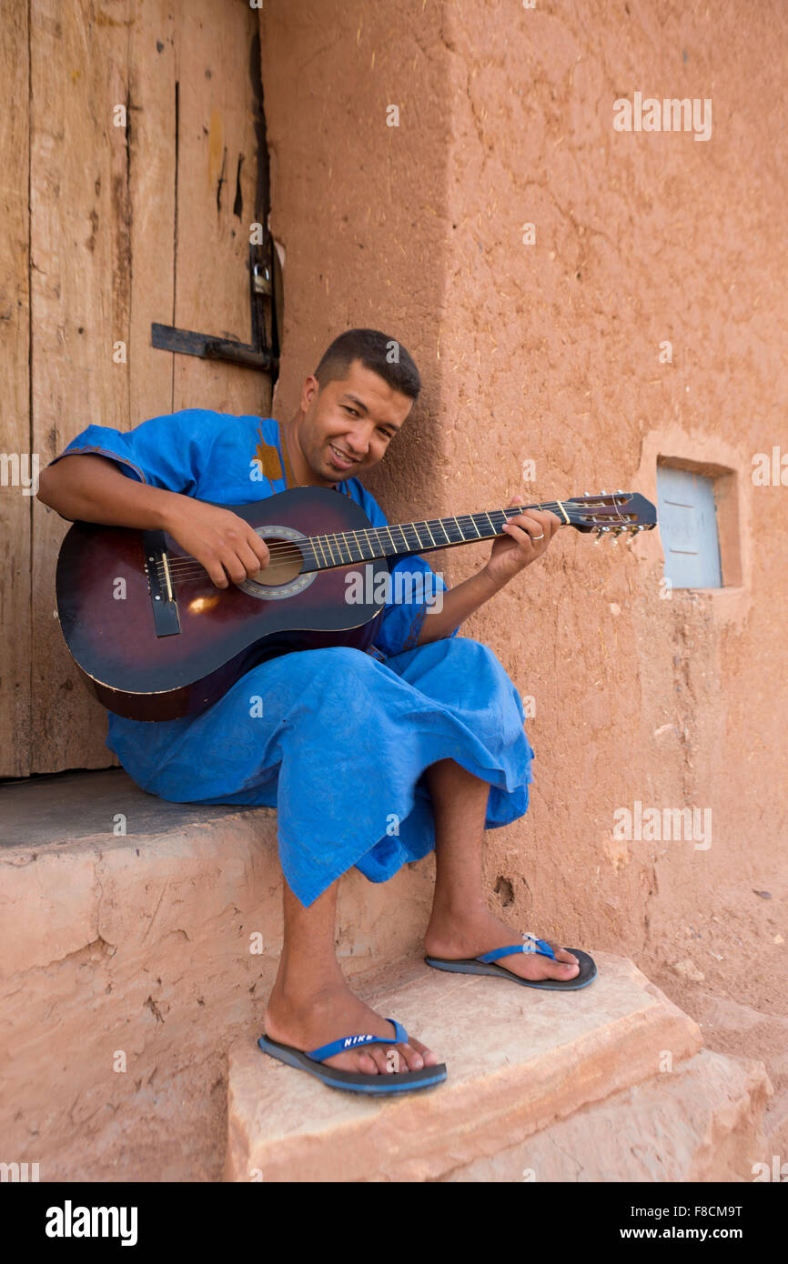 L'homme musicien marocain à jouer de la guitare, Maroc Photo Stock - Alamy