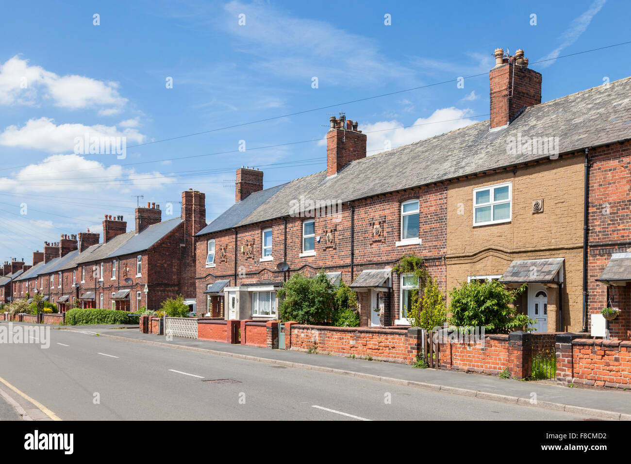 Des maisons. Les logements construits en terrasses pour les travailleurs de la mine dans une rue de village Bestwood, Nottinghamshire, Angleterre, RU Banque D'Images