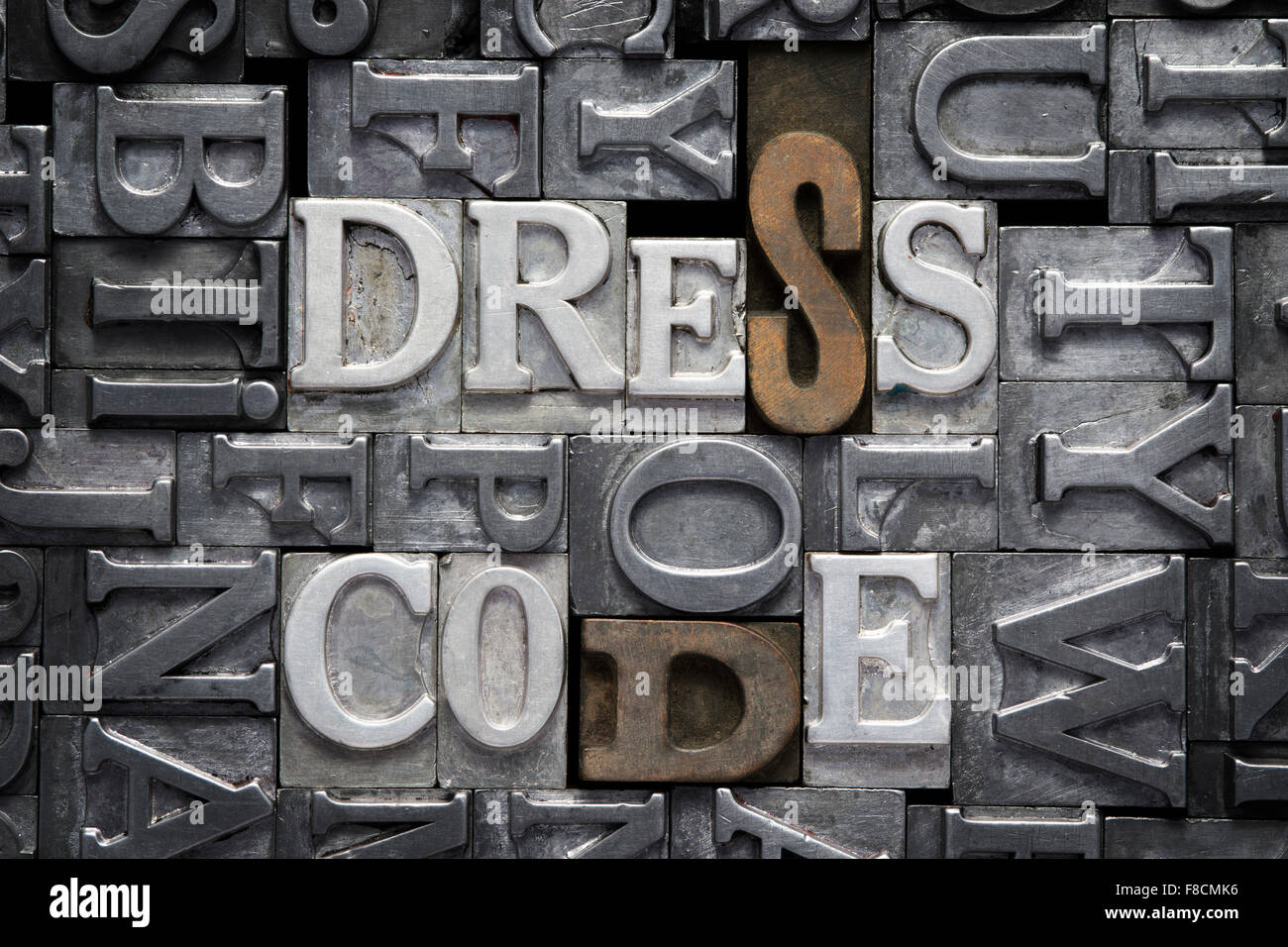 Phrase code vestimentaire fait de la typographie métallique avec fond blocs lettre type Banque D'Images