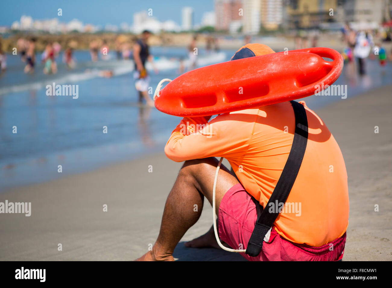 Épargnant de vie à regarder la situation sur la mer Banque D'Images