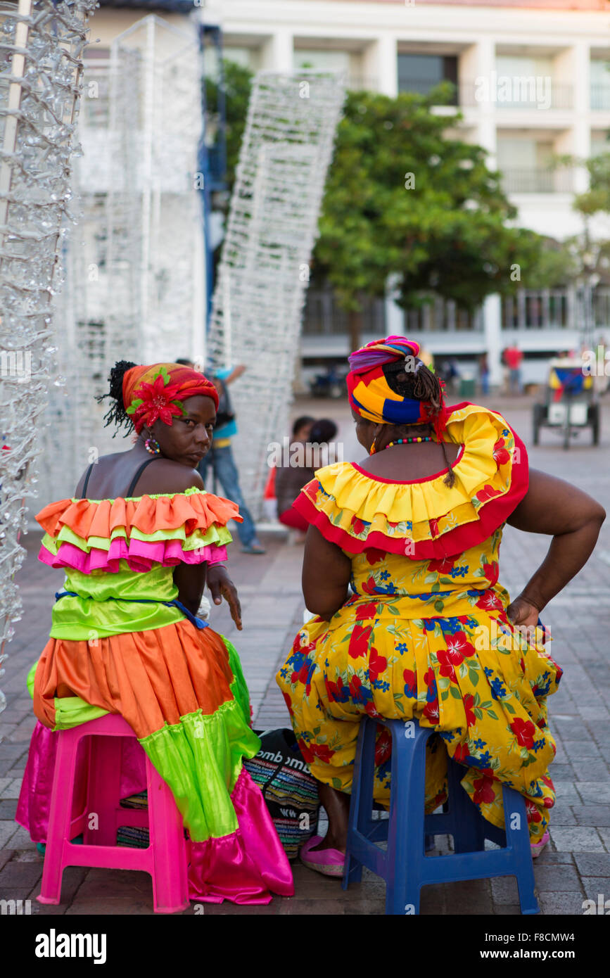Des femmes habillées avec des couleurs des Caraïbes Banque D'Images