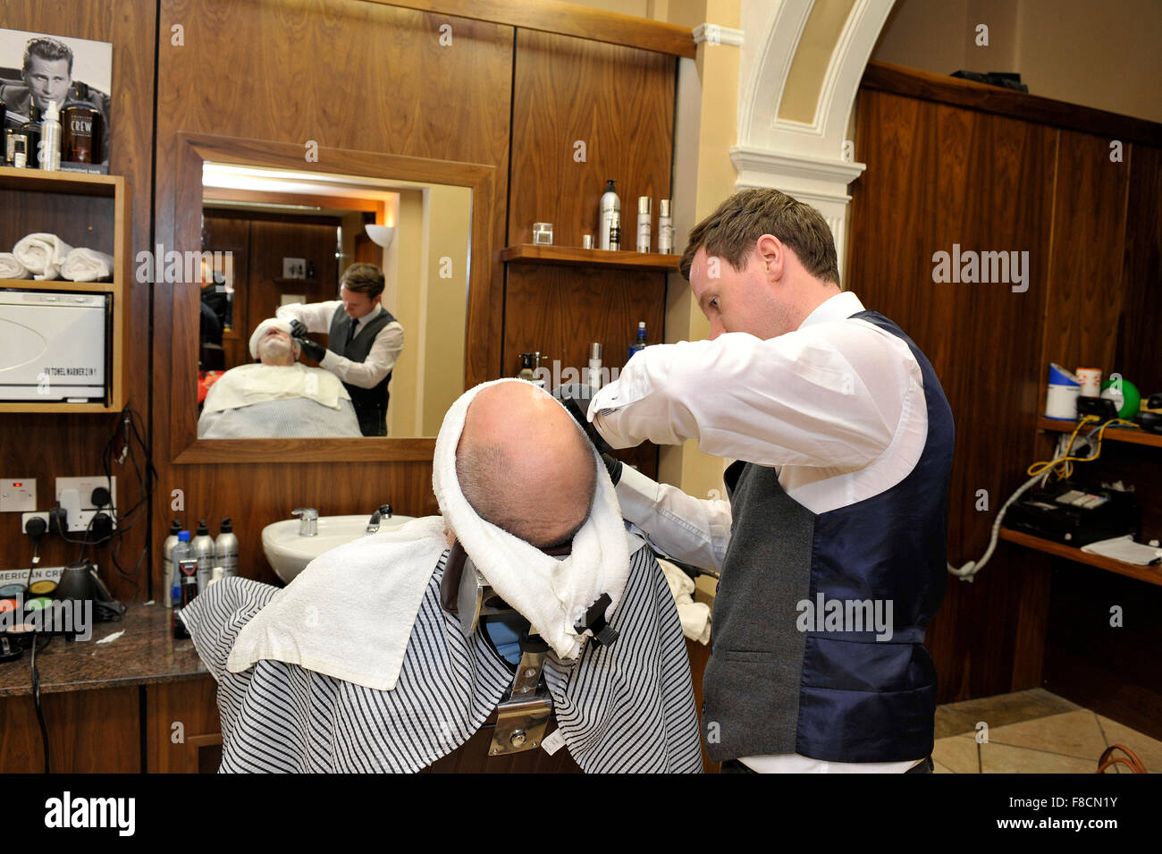 L'homme reçu une serviette chaude de rasage coiffure à Londonderry, en  Irlande du Nord Photo Stock - Alamy