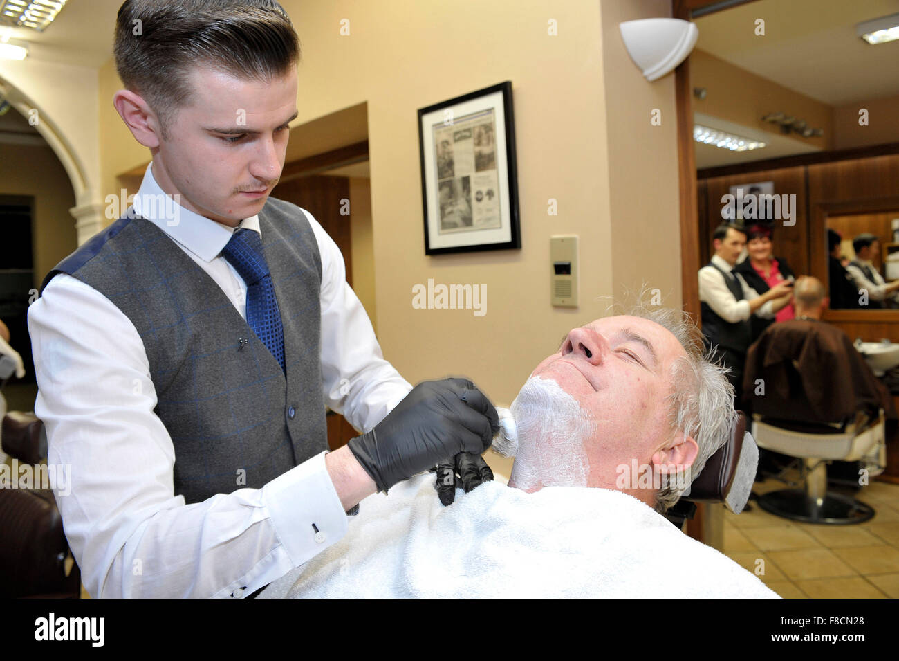 Man shave de coiffure à Londonderry, en Irlande du Nord. Banque D'Images