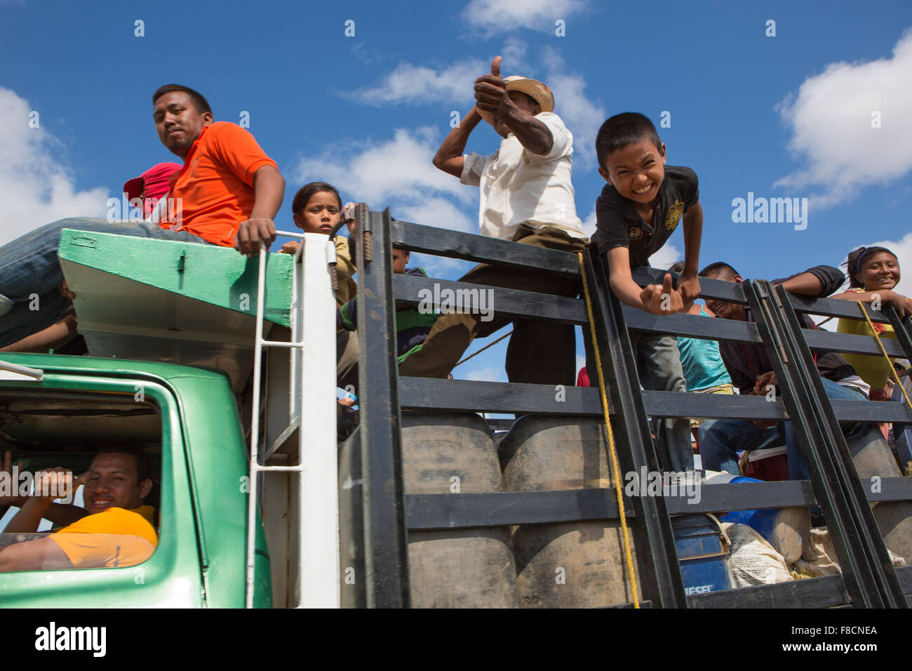 Wayuu Indiens voyageant sur un camion dans La Guajira Banque D'Images