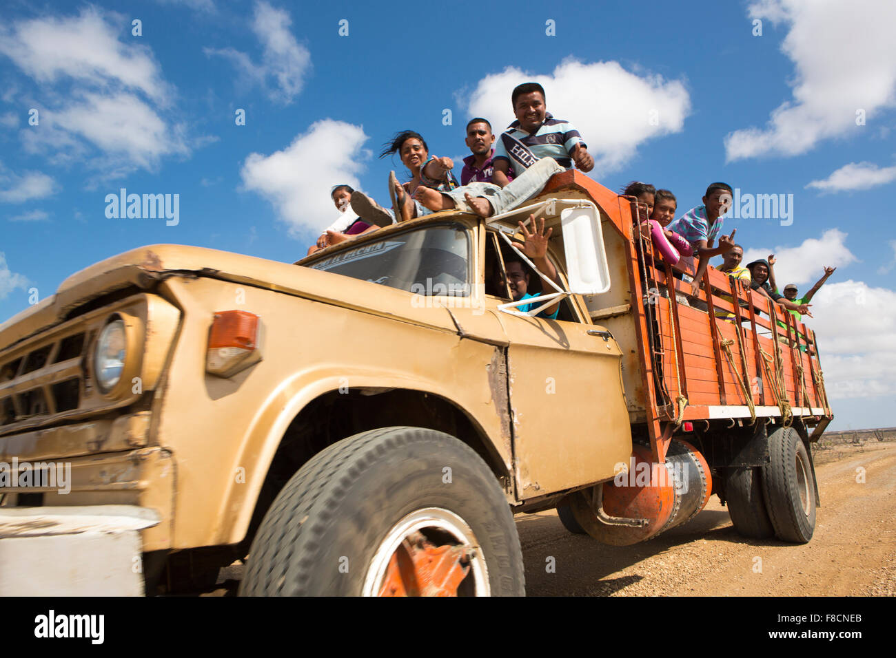Wayuu Indiens voyageant sur un camion dans La Guajira Banque D'Images