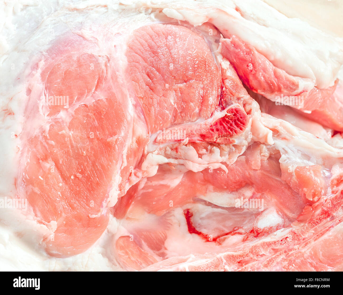 Cuisse de porc Viande fraîche close up isolé sur blanc. Banque D'Images