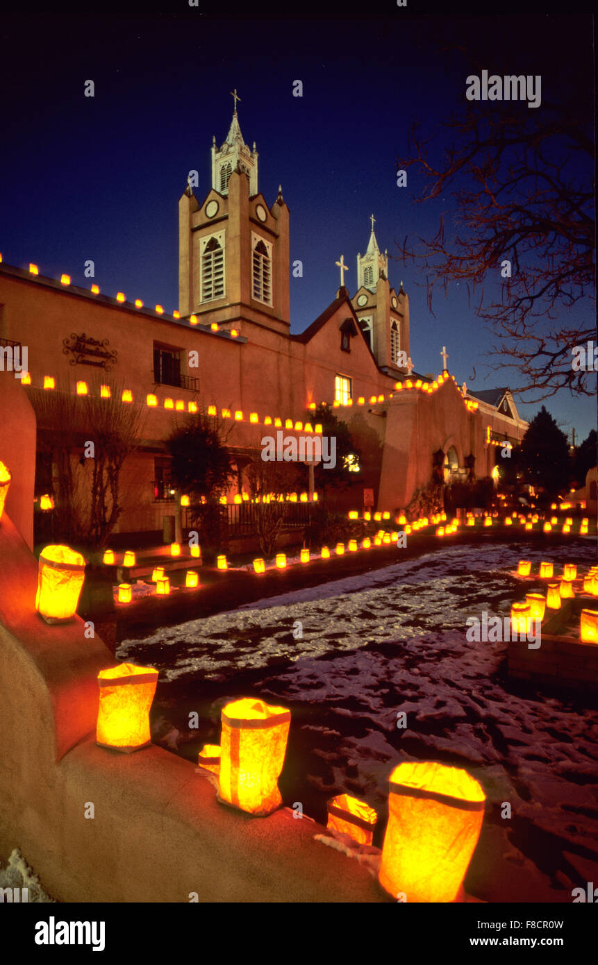 Lors de l'Old Town Plaza à Albuquerque, l'église San Felipe de Neri est décoré avec des centaines d'faralitos. Banque D'Images