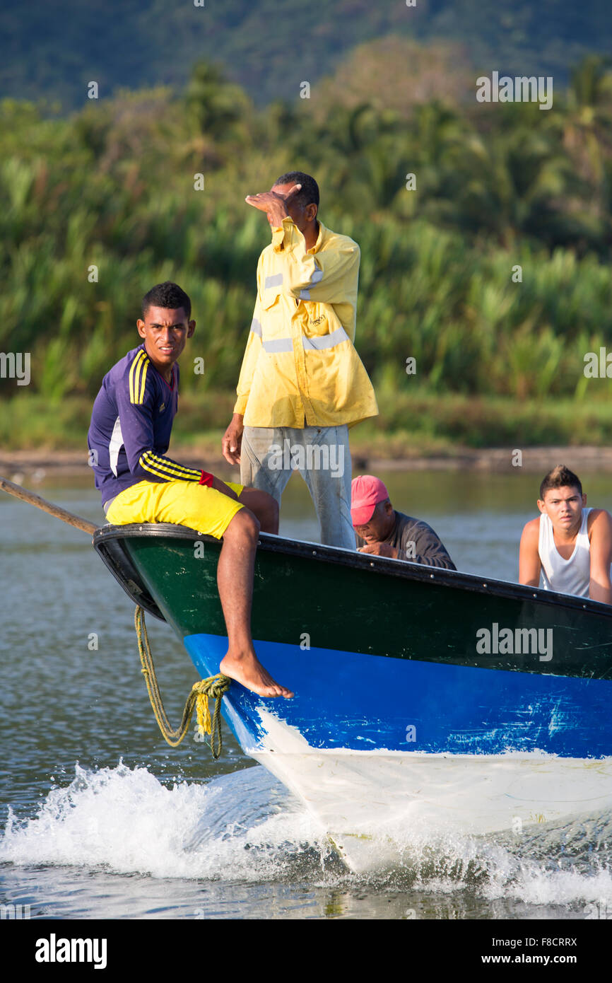 Les pêcheurs travaillant tôt le matin sur un bateau en Colombie Banque D'Images