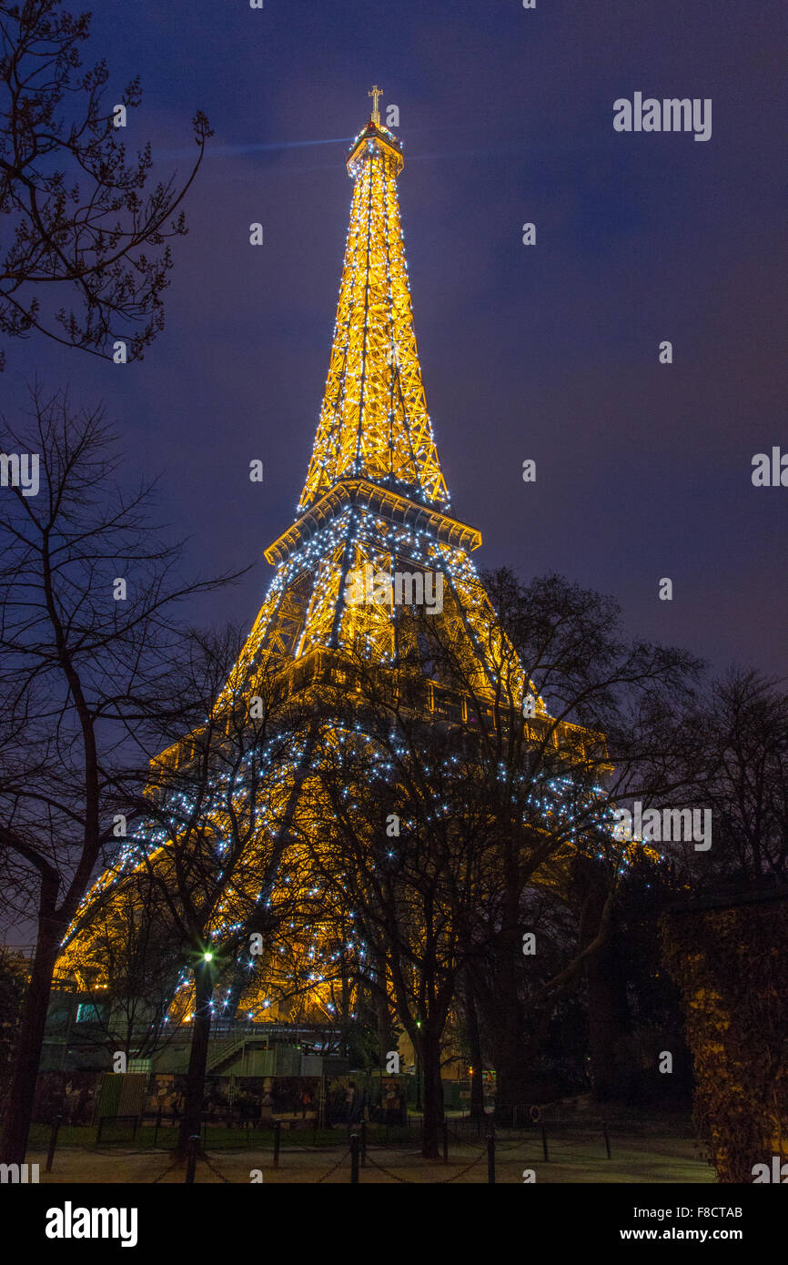 Eifell Tower de l'Avenue Gustave Eiffel Paris nuit lumières blanches Banque D'Images