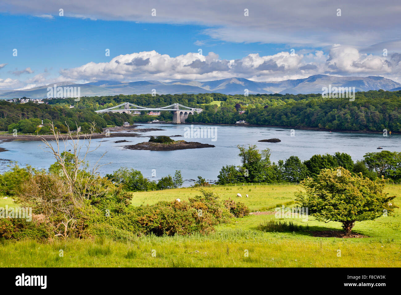 Menai Bridge ; vue depuis le pays de Galles, Royaume-Uni ; d'Anglesey Banque D'Images