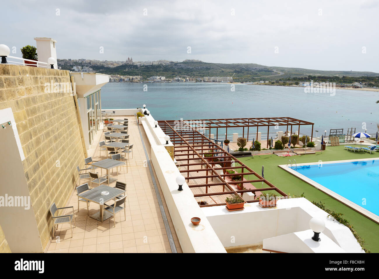 La piscine sur le toit du bâtiment de l'hôtel de luxe, Malte Banque D'Images