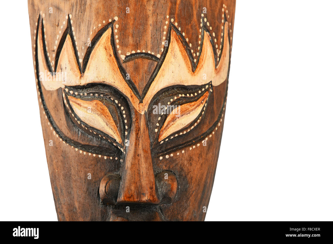 En bois traditionnel asiatique peint en brun masque à visage humain ou démon de close up isolated on white Banque D'Images