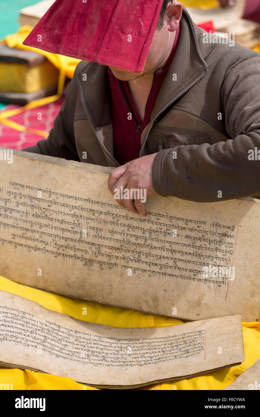 Le Moine tibétain l'étude de manuscrits anciens Banque D'Images